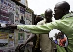 Des hommes lisent les journaux dans le centre-ville de Bamako, 5 avril 2012.