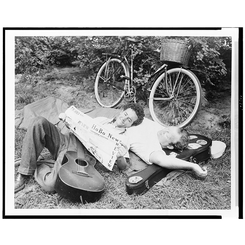 Woody Guthrie and Burl Ives in Central Park, New York, 1940. Library of Congress, Prints & Photographs Division, NYWT&S Collection, LC-USZ62-107998.